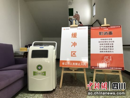 该养老服务中心全部按照医学观察点进出动线和流程设置，消毒设施和防护用品已经全部到位，确保老人和养老院院感控制规范。 