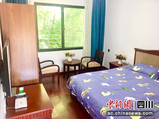 每个房间南北通透，采光通风良好，房内呼叫设施、床上用品和电视、独立空调等一应俱全，整体氛围温馨舒适。 