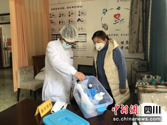 双流区民政局先期积极协调防疫物资供应资源，中心已顺利购入500只口罩、100副医用手套，10套防护服、20套隔离衣等防护用品，近30公斤医用酒精、50公升消毒液用于第一批次人员留观保障。	